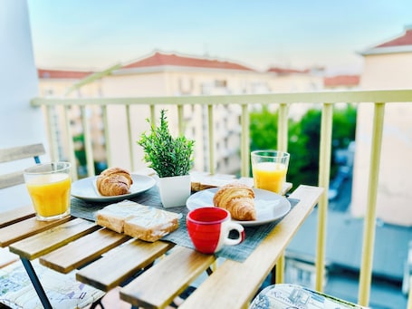 Outdoor dining. Luxury B&B Apartment in Parella - Near Turin Center - Métropolitain & Museum