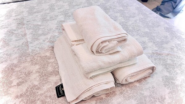 Une pile de serviettes pliées sur une table à surface texturée.