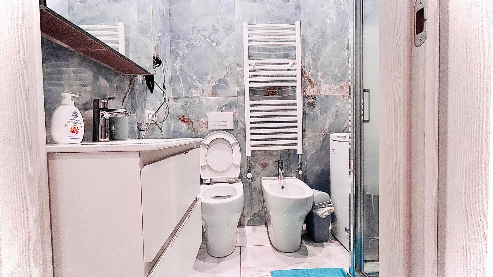 Ein Badezimmer mit Toilette, Bidet und Waschbecken.