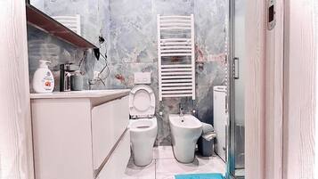 Ein Badezimmer mit Toilette, Bidet und Waschbecken.