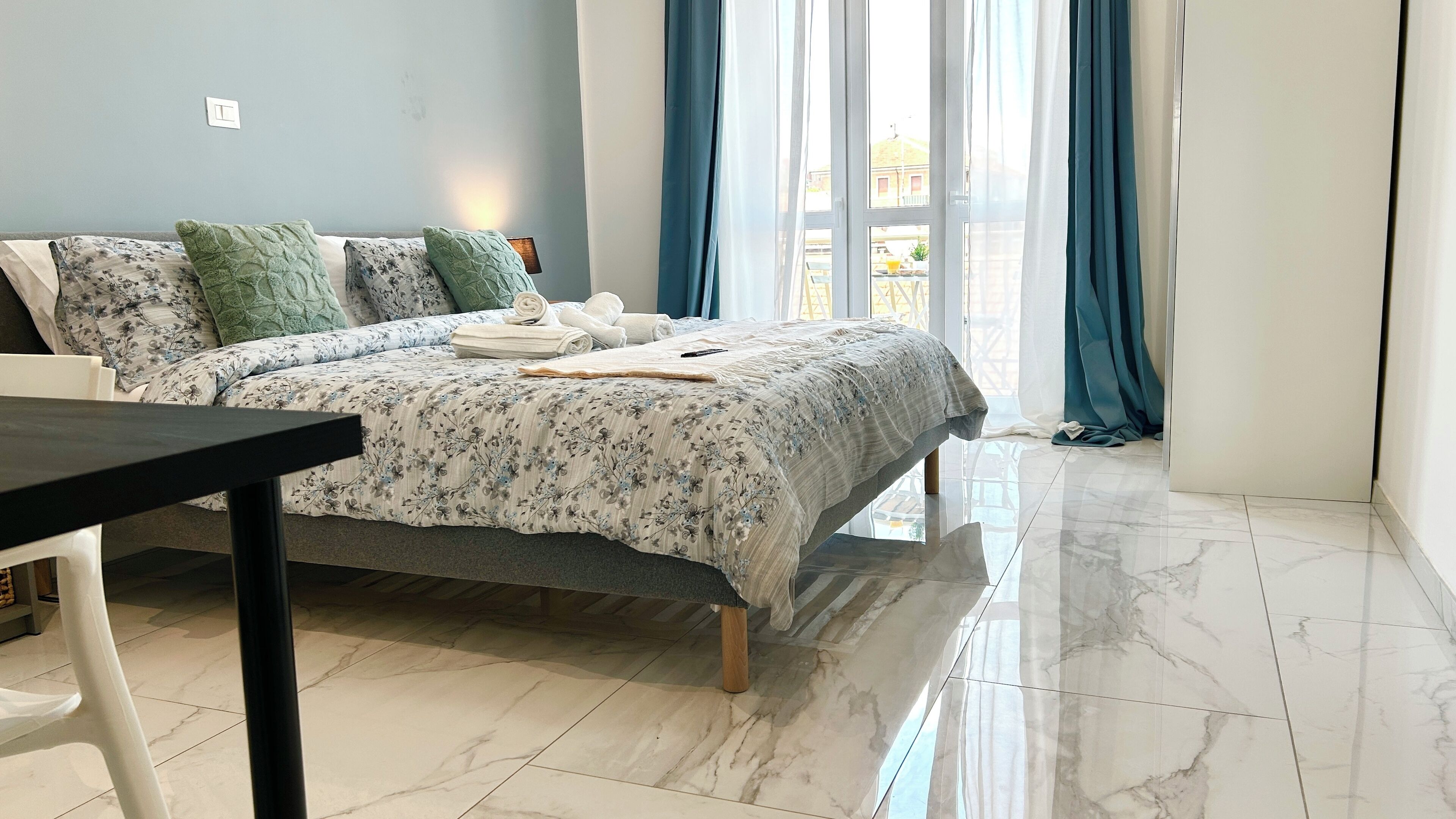 2 slaapkamers, een bureau, een strijkplank/strijkijzer, gratis wifi