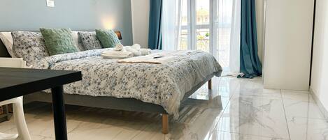 2 slaapkamers, een bureau, een strijkplank/strijkijzer, gratis wifi