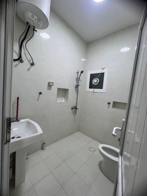 Towels, soap, shampoo, toilet paper - Red-6 - Salalah Al Gharbia (Salalah)