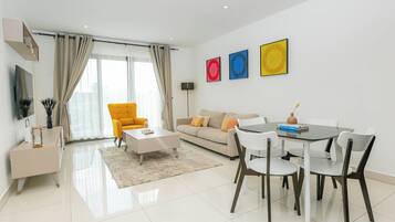 Appartement, balkon, uitzicht op de stad | 3 slaapkamers, een strijkplank/strijkijzer, gratis wifi