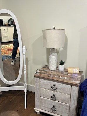 Interior - Charming studio with WiFi and AC in delightful Helen. 55 in TV and steps to town (Helen)