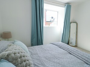 2 Schlafzimmer, individuell dekoriert, individuell eingerichtet