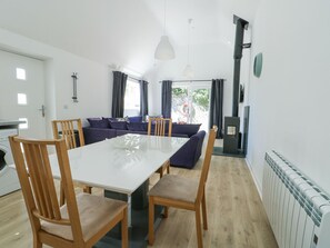 Interior - Cornel Clud (Cemaes Bay)