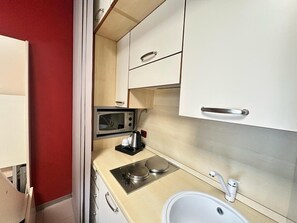Kühlschrank, Mikrowelle, Herdplatte, Wasserkocher mit Kaffee-/Teezubehör