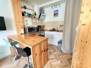 Fridge, microwave, oven, coffee/tea maker