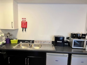 Fridge, microwave, oven, stovetop - 8 Bed Apartment @ Astor House by Pureserviced (Plymouth)