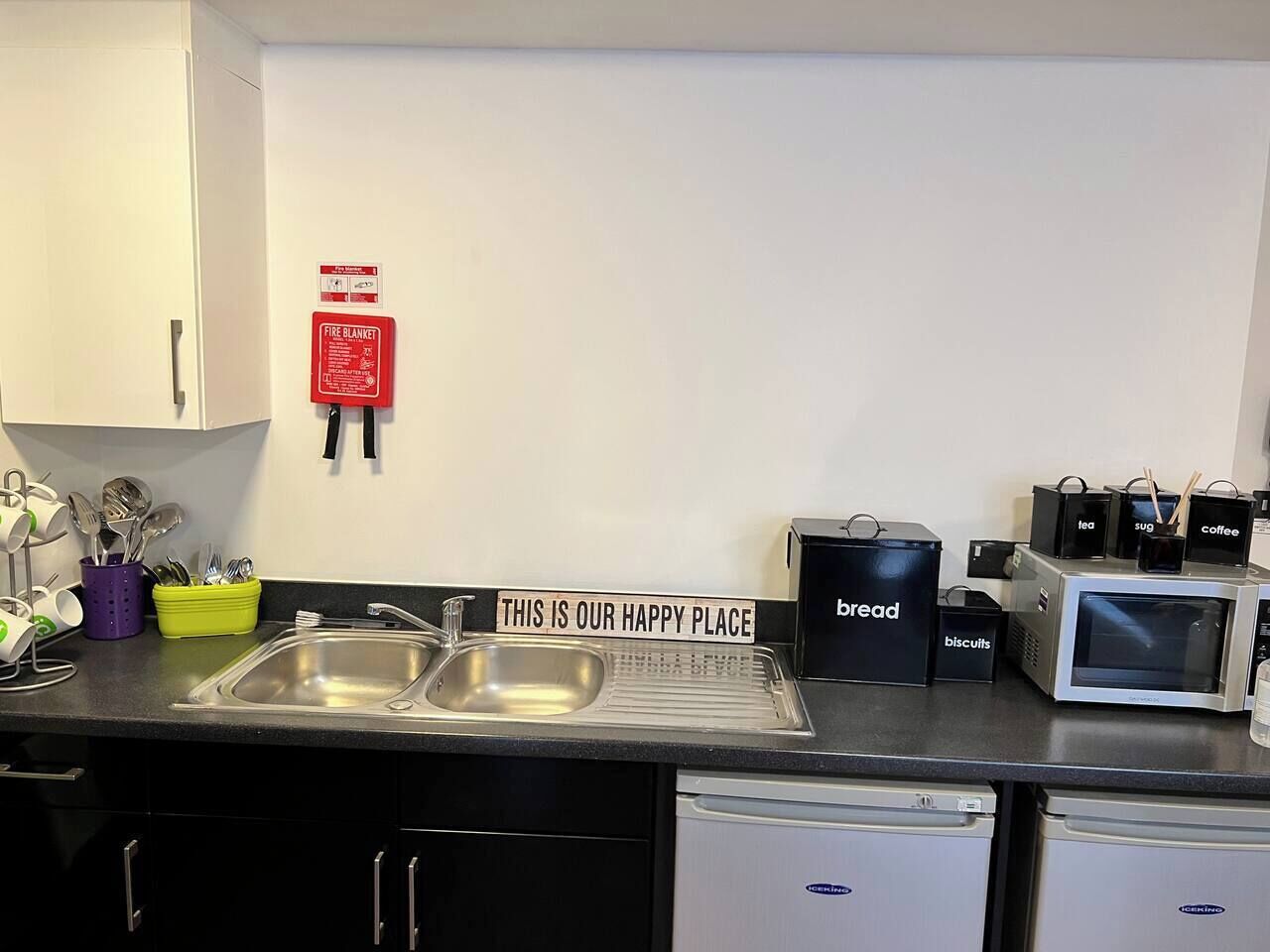 Frigorífico, horno, placa de cocina y hervidor eléctrico