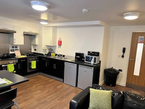 Fridge, microwave, oven, stovetop - 5 Bed Apartment @ Astor House by Pureserviced (Plymouth)