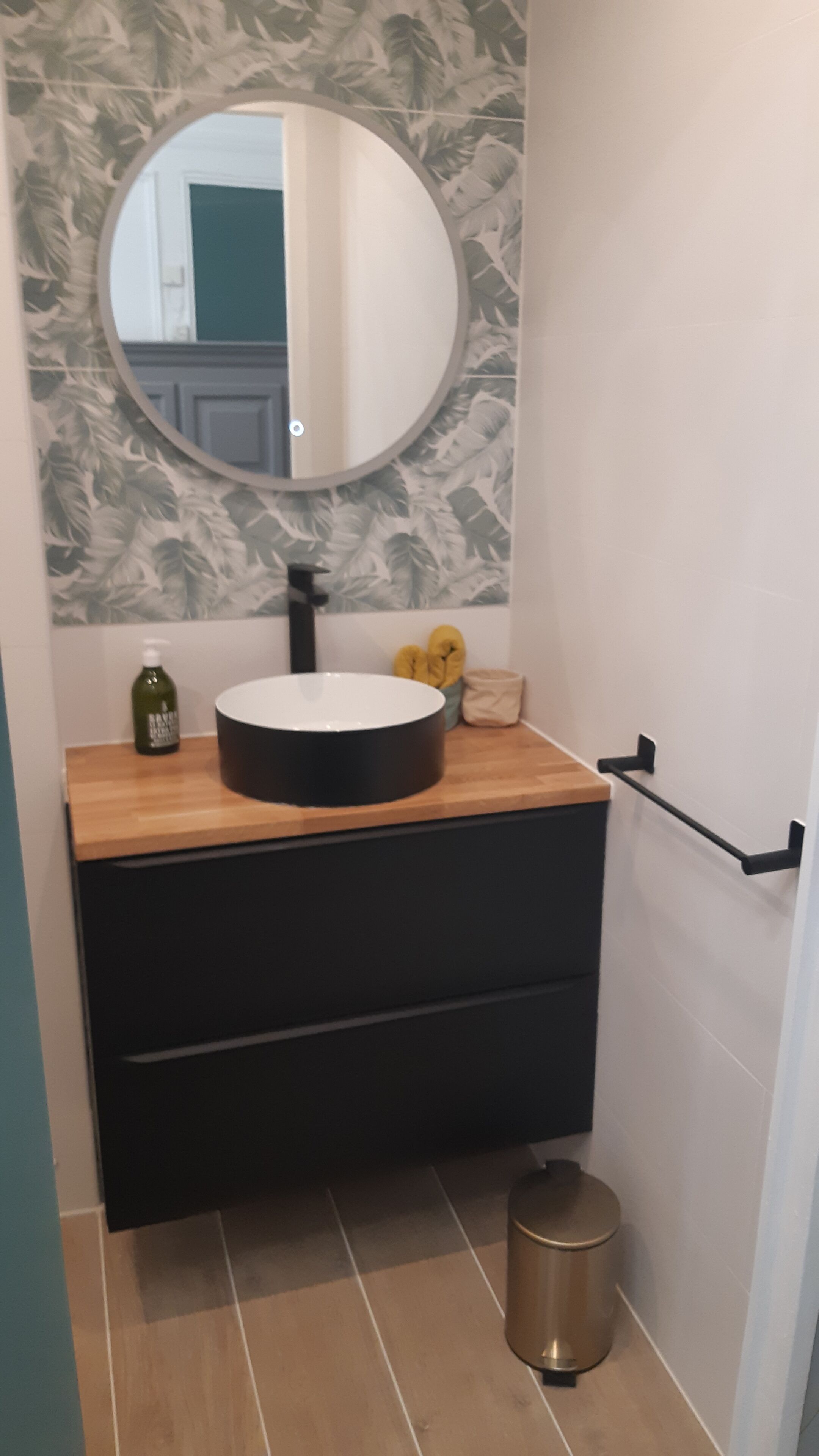 Douche, sèche-cheveux, serviettes fournies, savon