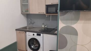 Een koelkast, een microgolfoven, een kookplaat