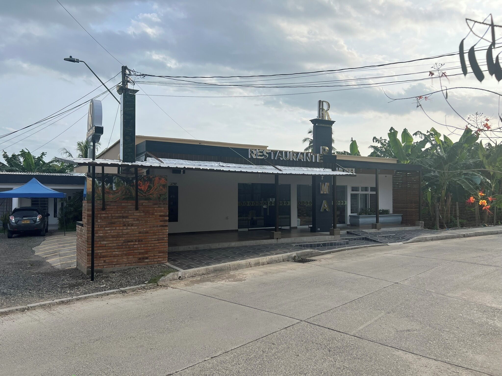 A restaurant with a sign reading "RESTAURANTE."
