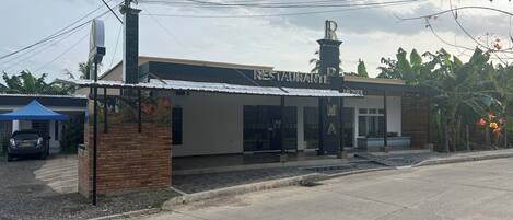 A restaurant with a sign reading "RESTAURANTE."