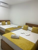 Espacio para trabajar con laptop y cortinas blackout 