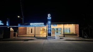 A hotel with a restaurant and a sign that reads "HOTEL." - Hotel Roma Urabá (Apartadó)
