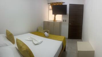 Basic-Doppel- oder -Zweibettzimmer | Laptopgeeigneter Arbeitsplatz, Verdunkelungsvorhänge