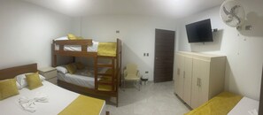 Basic Quadruple Room | Ruang kerja komputer riba, langsir/tirai gelap terus 