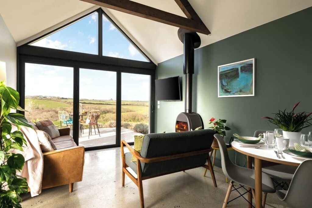 Smart-TV, Tischfußball, Tischtennisplatte, Bücher