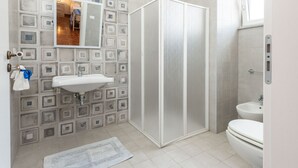 Douche, bidet, savon, papier toilette