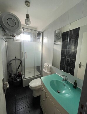 Hair dryer, towels - Charming 2 rooms near Basilica of Saint-Denis (Saint-Denis)