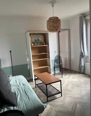 Living area - Charming 2 rooms near Basilica of Saint-Denis (Saint-Denis)