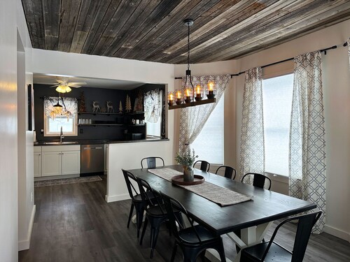 Charming 3-bedroom house in Trout Lake close to trails & lakes.