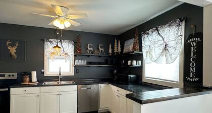 Charming 3-bedroom house in Trout Lake close to trails & lakes.