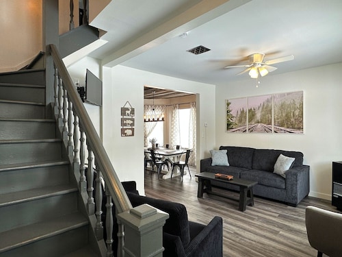 Charming 3-bedroom house in Trout Lake close to trails & lakes.