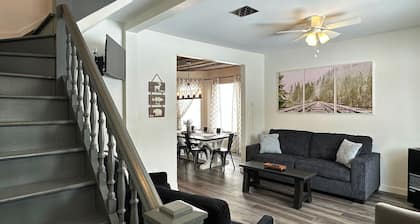 Charming 3-bedroom house in Trout Lake close to trails & lakes.