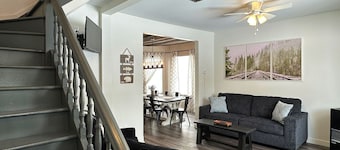 Charming 3-bedroom house in Trout Lake close to trails & lakes.