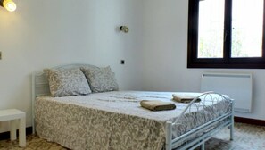 3 chambres, fer et planche à repasser, Wi-Fi, draps fournis