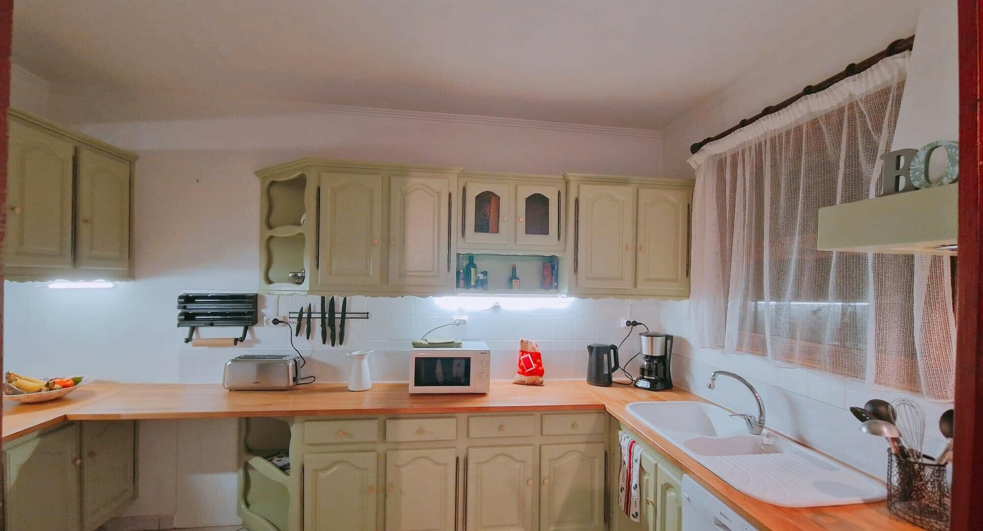 Kjøleskap, mikrobølgeovn, ovn og oppvaskmaskin