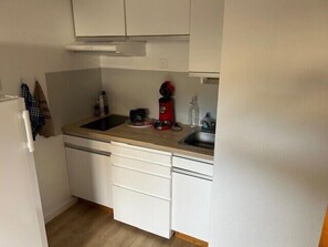 Fridge, microwave, dishwasher, coffee/tea maker