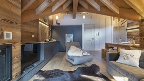Smart TV y chimenea 