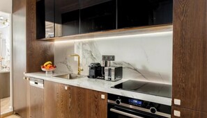Microondas, horno, placa de cocina, lavavajillas