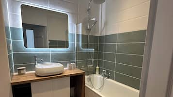 Hårtørrer, håndklæder, Sæbe, Toiletpapir