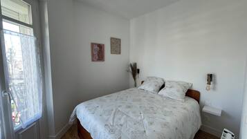 2 chambres, fer et planche à repasser, Wi-Fi, draps fournis