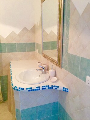 Doccia, asciugacapelli, bidet, sapone