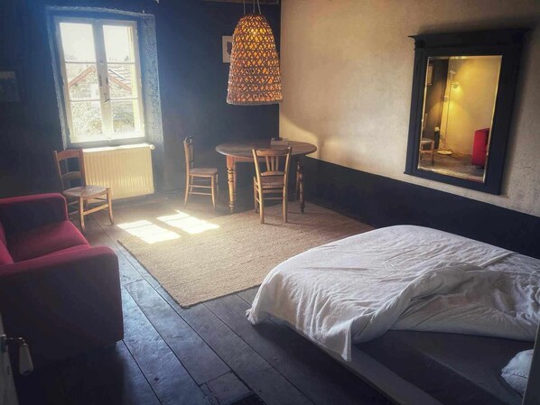 4 bedrooms, WiFi, bed sheets