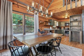 Mikrobølgeovn, ovn, kokeplater og oppvaskmaskin