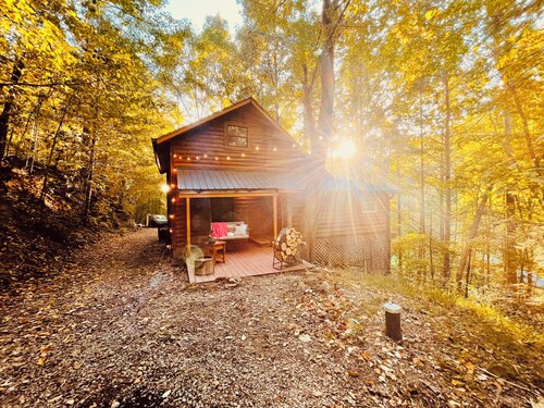 Cozy Cabin ~Hot Tub~ Close to All Attractions