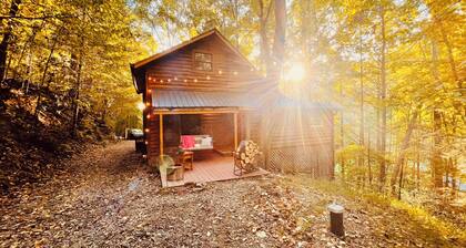 Cozy Cabin ~Hot Tub~ Close to All Attractions