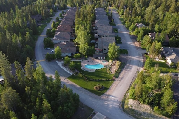 Beautiful location against a national forest!
