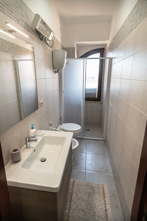 Dusche, Bidet, Handtücher, Toilettenpapier