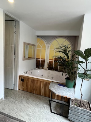 Douche, baignoire à jets, sèche-cheveux, serviettes fournies