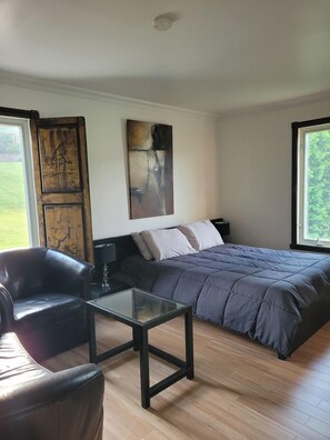 Comfort Quadruple Room | Premium bedding, down comforters, free WiFi, bed sheets - Gite Le Petit Manoir (Grandes-Piles)