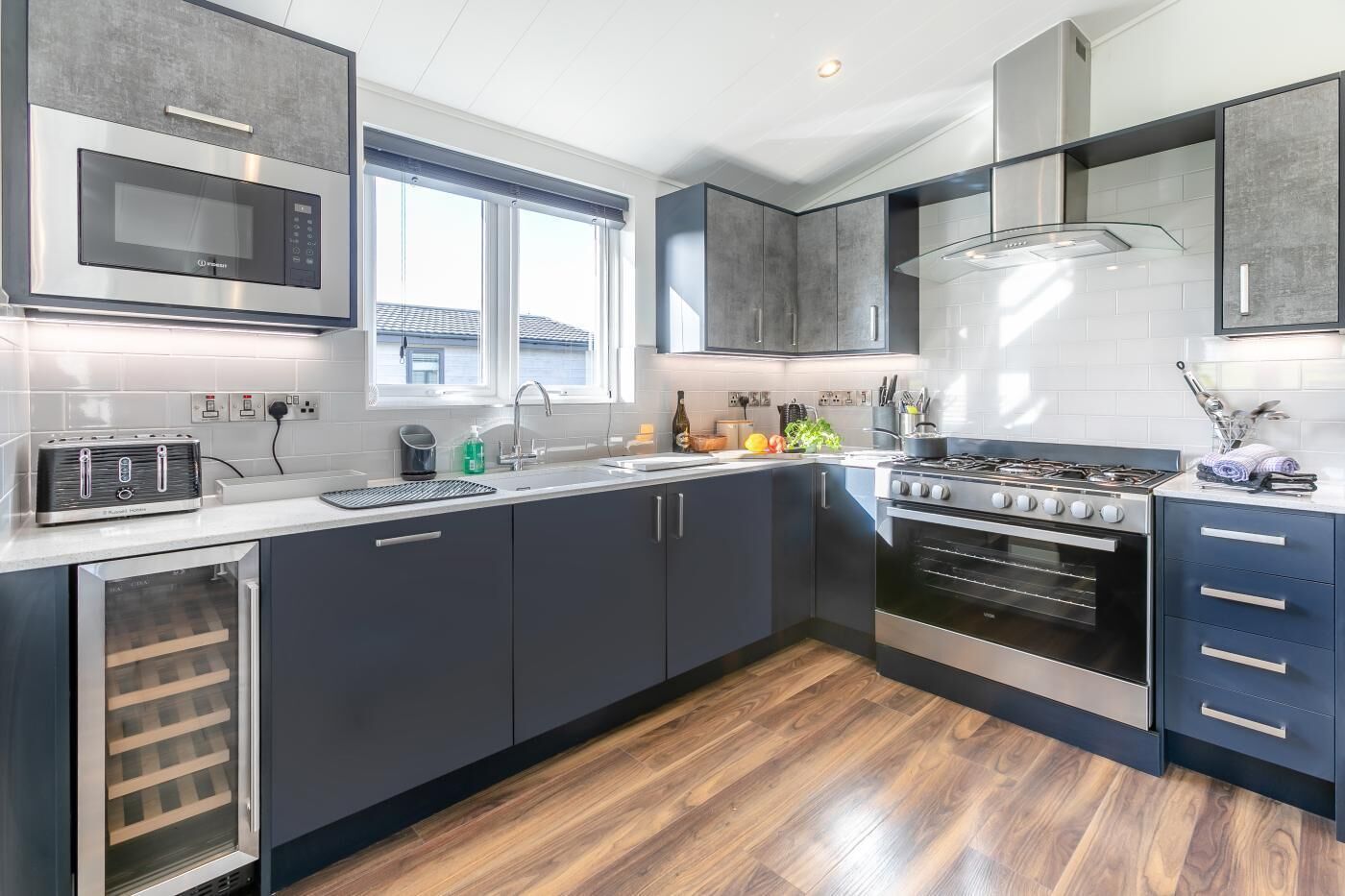 Micro-ondes, four, lave-vaisselle, chaise haute